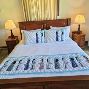 Postel nebo postele na pokoji v ubytování Ardeen Villa - superb 3 bedroom beachfront for 6, BB, free pick up for 7 night stays arriving together, fully serviced, taxes included