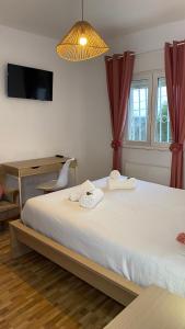 una camera da letto con un grande letto bianco con tende rosse di Casa rural completa y con garaje a Vigo