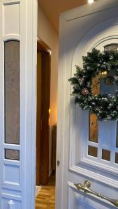 Una puerta con una corona de Navidad. en Casa rural completa y con garaje, en Vigo