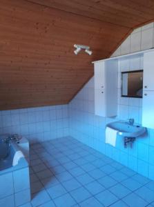 - Baño con 2 lavabos y techo en Ferienhaus Himmelreich en Seebenstein