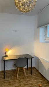escritorio en una habitación con silla y lámpara en Casa rural completa y con garaje, en Vigo