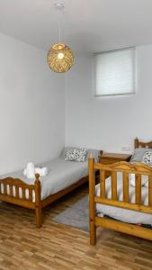 1 dormitorio con 2 camas y lámpara de araña en Casa rural completa y con garaje, en Vigo