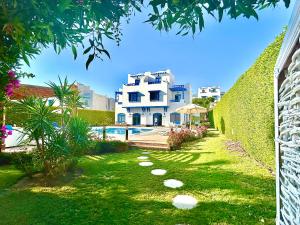 una casa con un patio con piscina en Luxury Villa with pool in Hurghada, en Hurghada