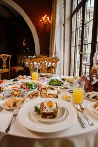 una mesa con platos de comida y bebidas. en Sacred House, en Ürgüp
