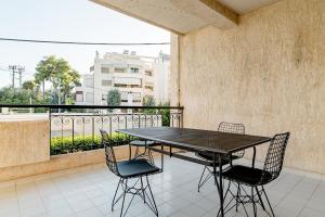 una mesa y sillas en un balcón con vistas en Eclipse Marousi Ring, en Atenas