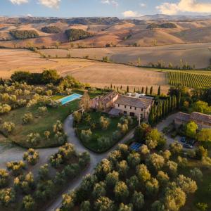 una vista aerea di una tenuta con piscina e una casa di Agriturismo Podere Casato a Castelnuovo Berardenga