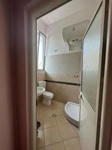 a bathroom with a toilet and a sink at Hotel Zogu in Bulqizë