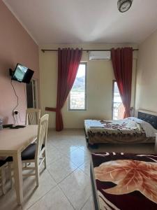 Un pat sau paturi într-o cameră la Hotel Zogu