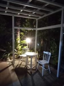 CASA VACANZE IL RICCIO في أورتونا: طاولة وكرسيين على شرفة في الليل