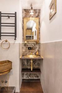 y baño con lavabo y espejo. en Cozy house at Vatican/StPeter's dome shade., en Roma