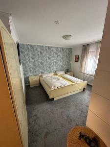 ein Schlafzimmer mit einem Bett in einem Zimmer in der Unterkunft Haus Erlen in Olsberg