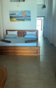 1 cama en una habitación con 2 almohadas en Mini Beach Villa, en Hikkaduwa