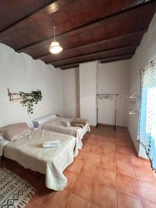 sypialnia z 2 łóżkami w pokoju w obiekcie Cortijo La Torquilla Laguna Fuente de Piedra w Maladze