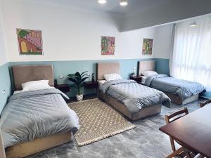 1 dormitorio con 2 camas, mesa y sidx sidx sidx de mesa en Rafiki - Guest House en El Cairo