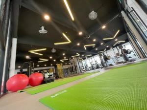 un gimnasio cubierto con bolas rojas en un suelo verde en IPOH Tambun the cove your ultimate relaxing gateaway 111 en Ipoh