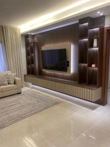 Televízia a/alebo spoločenská miestnosť v ubytovaní 3 bedrooms Luxury Apartment, calm like Home