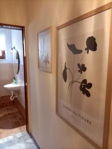 ein Badezimmer mit einem Bild von Blumen an der Wand in der Unterkunft Moka's house 
