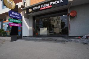 un negozio con cartelli sulla parte anteriore di un edificio di Hotel Blue Petals a Shamshabad