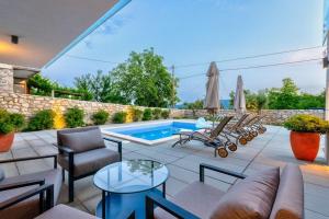 สระว่ายน้ำที่อยู่ใกล้ ๆ หรือใน Excellent Villa Oasis with a pool