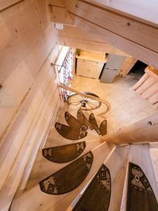 Una vista aérea de un piso de madera en una habitación. en Domek góralski, en Małe Ciche