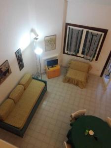 una sala de estar con un sofá y una mesa en Villetta a Schiera Calaverde, en Fort Village