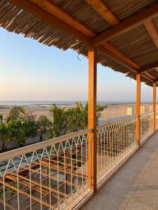 einen Balkon mit Blick auf den Strand in der Unterkunft Shaqaf shalet 