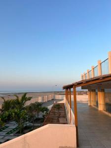uma varanda com vista para a praia em Shaqaf shalet 