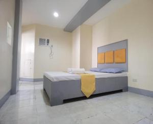 a bedroom with a large bed in a room at Rivoli Hotel in San Pablo