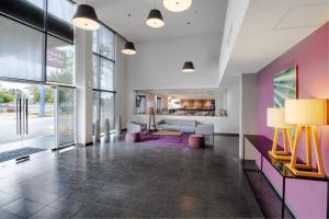 a living room with pink and purple walls at City Express by Marriott Silao Aeropuerto in Silao