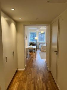 einen Flur mit einem Zimmer mit einem Tisch und einem Schlafzimmer in der Unterkunft New apartment, perfect for exploring Stockholm in Lidingö