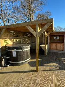 een houten pergola met een hot tub op een terras bij Dukeries Retreat in Retford