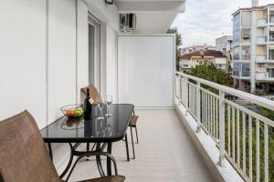 einen Balkon mit einem Tisch und Stühlen in der Unterkunft MS Homes Peraia 1 in Peraia