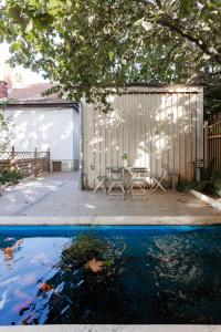 um pátio com mesa e cadeiras ao lado de uma piscina em Terrace View Apartment em Timişoara