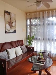 ein Wohnzimmer mit einem Sofa und einem Tisch in der Unterkunft Z&j Transient House in Butuan