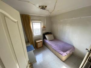 Kuzey’s home في إزمير: غرفة نوم صغيرة بها سرير ونافذة