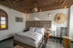 Postel nebo postele na pokoji v ubytování DARIF's Riad & Spa + 37 fotografií