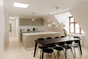 een keuken en eetkamer met een tafel en stoelen bij Central City Flats on Best Location by Round Tower in Kopenhagen
