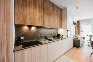 eine Küche mit Holzschränken und einer Arbeitsplatte in der Unterkunft Golden Dreams Luxury Apartments 21 in Krakau + 5 Fotos