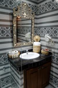 Baðherbergi á DARIF's Riad & Spa