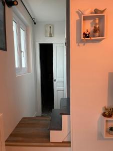 een hal met een deur naar een kamer bij Villa Noroit in Cherrueix
