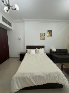 Een bed of bedden in een kamer bij Cozy Private Studio APT in Al Mamzar Sharjah