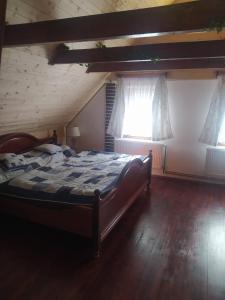 ein Schlafzimmer mit einem Bett und zwei Fenstern in der Unterkunft Chata Naděje in Raspenava