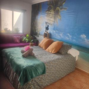 - un salon avec un canapé et un grand aquarium dans l'établissement Ayla 2, à Playa Quemada