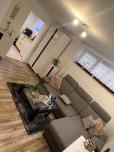 an overhead view of a living room with a couch and a table at Beti Apartment 2 in Nentershausen