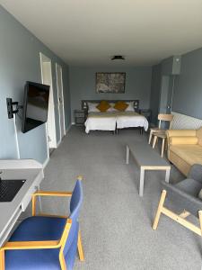 にあるLynge kro & Hotelのベッドルーム1室(ベッド1台付)、リビングルーム(ソファ付)