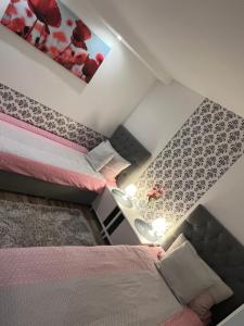 an overhead view of a room with two bunk beds at Beti Apartment 2 in Nentershausen