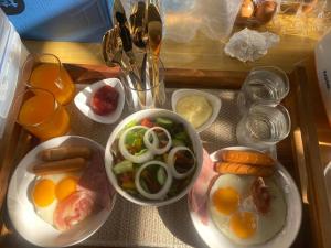 ラン島にあるTree nara garden houes kohlarnの卵、果物、野菜のトレイ