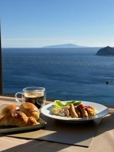 Atami-view Resort في أتامي: طبقين من الطعام على طاولة مطلة على المحيط