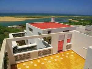 沃利迪耶Dar Dielna的白色的房子,有红色的屋顶和大海