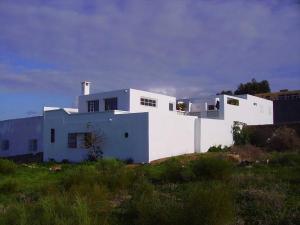 a white house sitting on top of a field at Dar Dielna in Oualidia